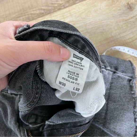 Levis Jeans Womens Size 505 Cut Offs Shorts Ripped - Picture 4 of 7